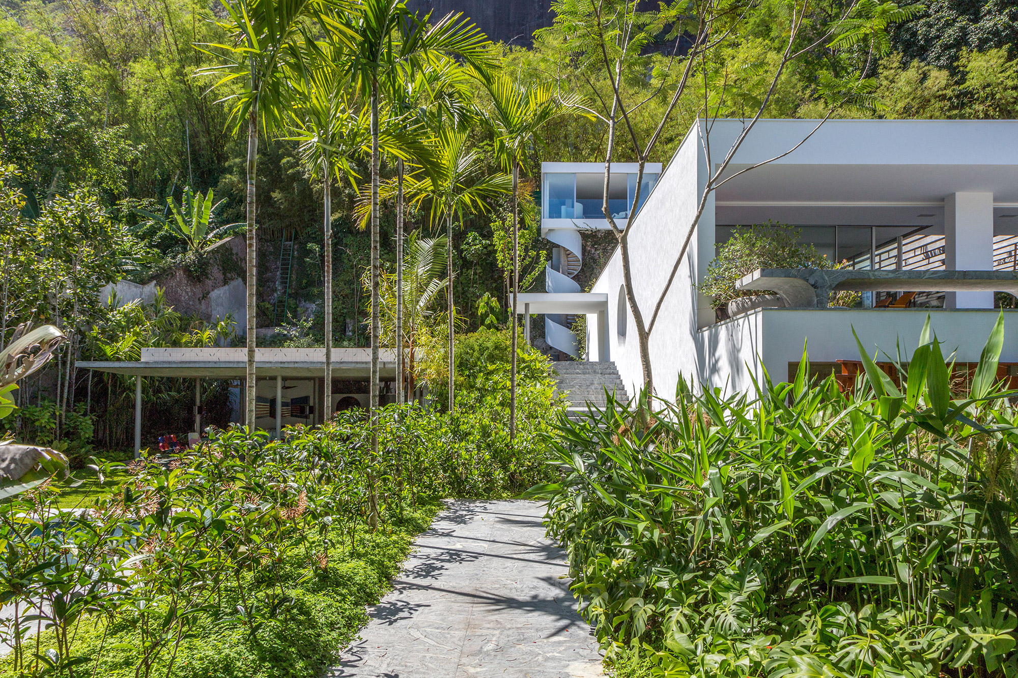 From Casa Baldo by Oscar Niemeyer to Itaúna House by Siqueira+Azul