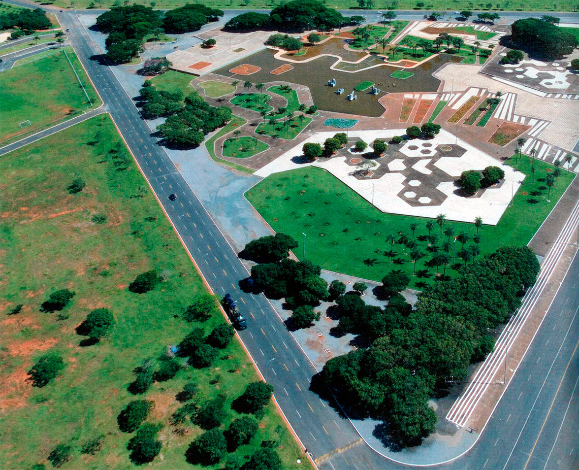 Gardens of the Ministry of the Army in Brasília / Roberto Burle Max