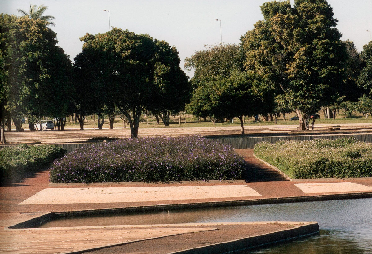Garden of the Ministry of the Army in Brasília / Roberto Burle Max