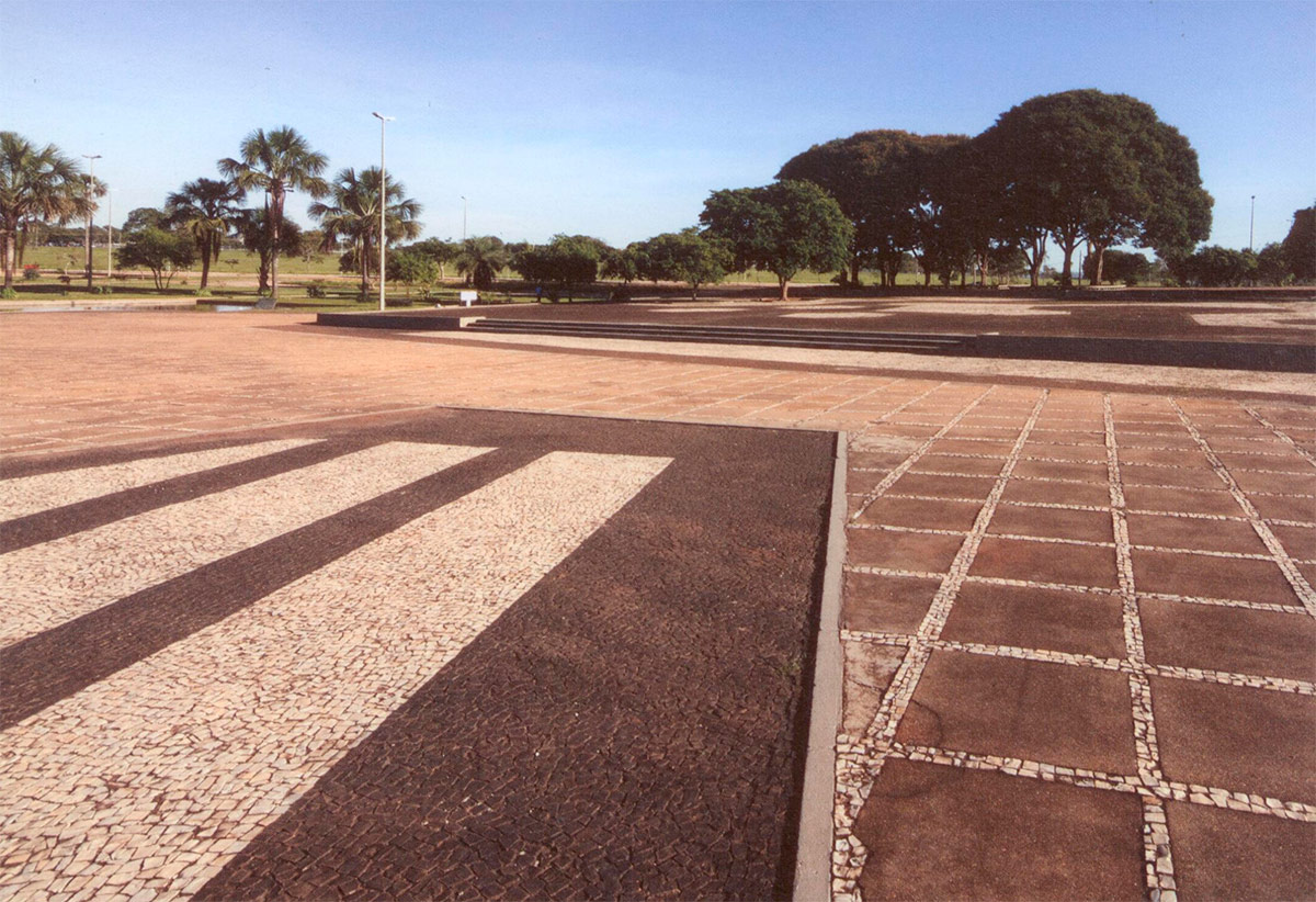 Garden of the Ministry of the Army in Brasília / Roberto Burle Max