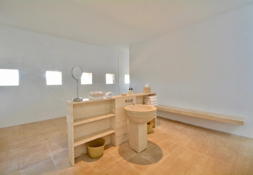 Minimalist bathroom by John Pawson