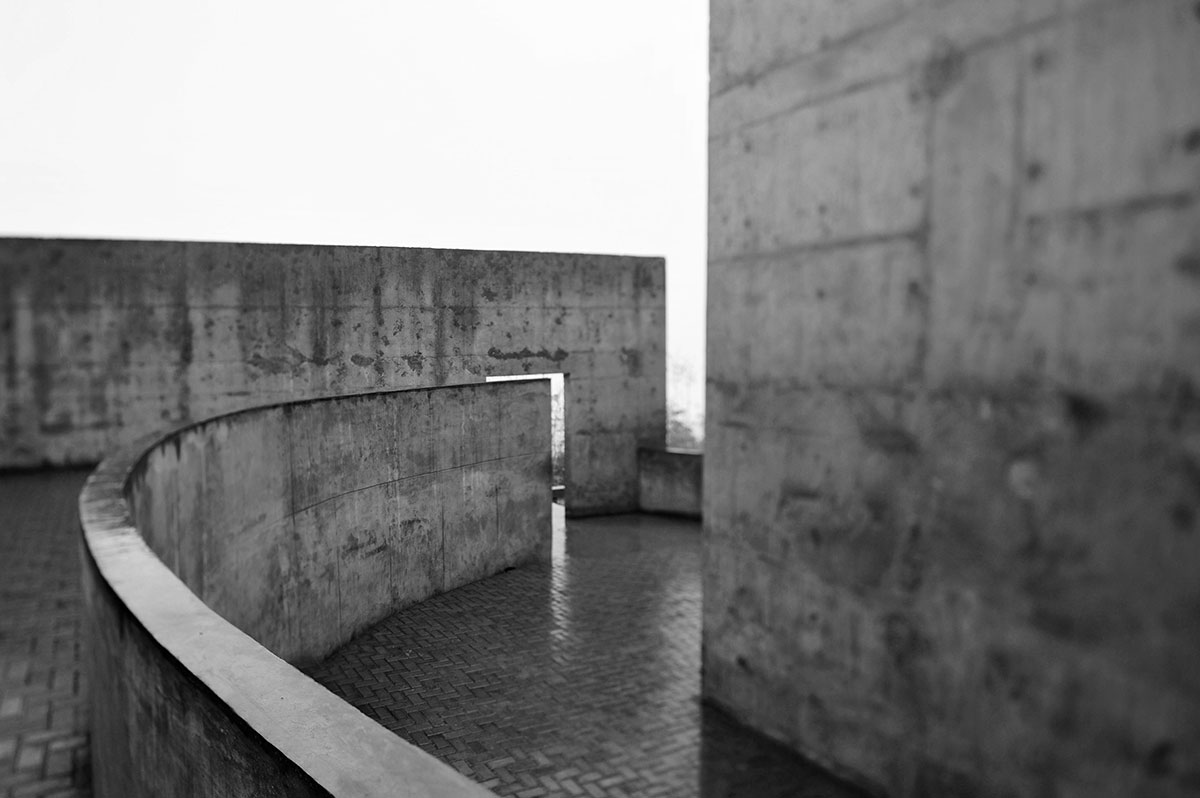 Concrete Memorial / West-line-studio