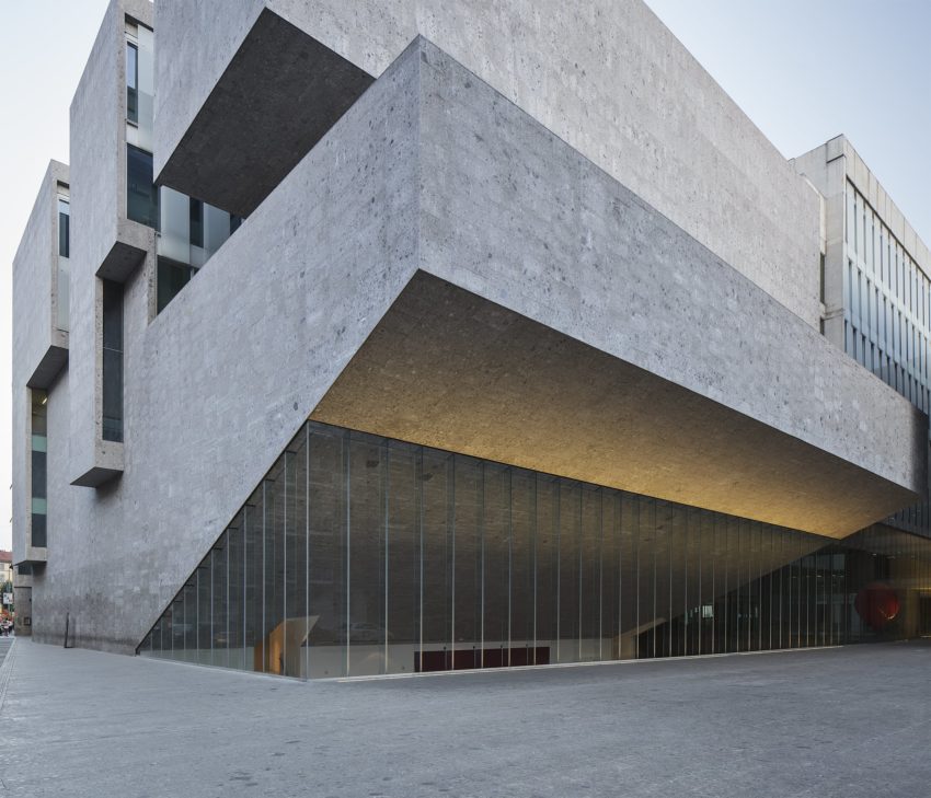 Facade exterior of the Universita Luigi Bocconi / Grafton Architects