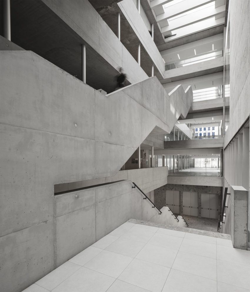 Vertical communications of the Universita Luigi Bocconi / Grafton Architects