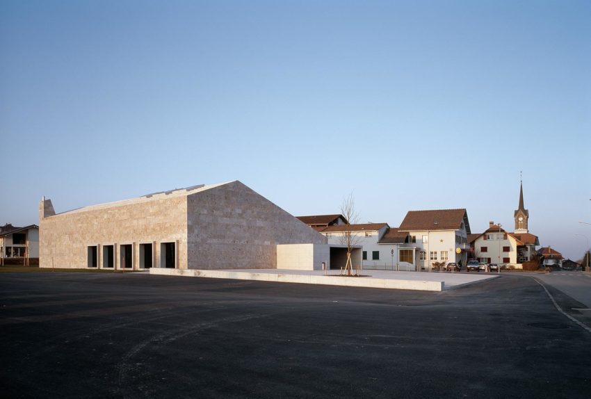 Exterior view -Community building ‘La Tuffière’ in Corpataux-Magnedens / 2b architectes