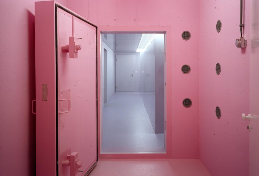 Pink interior room - Community building ‘La Tuffière’ in Corpataux-Magnedens / 2b architectes