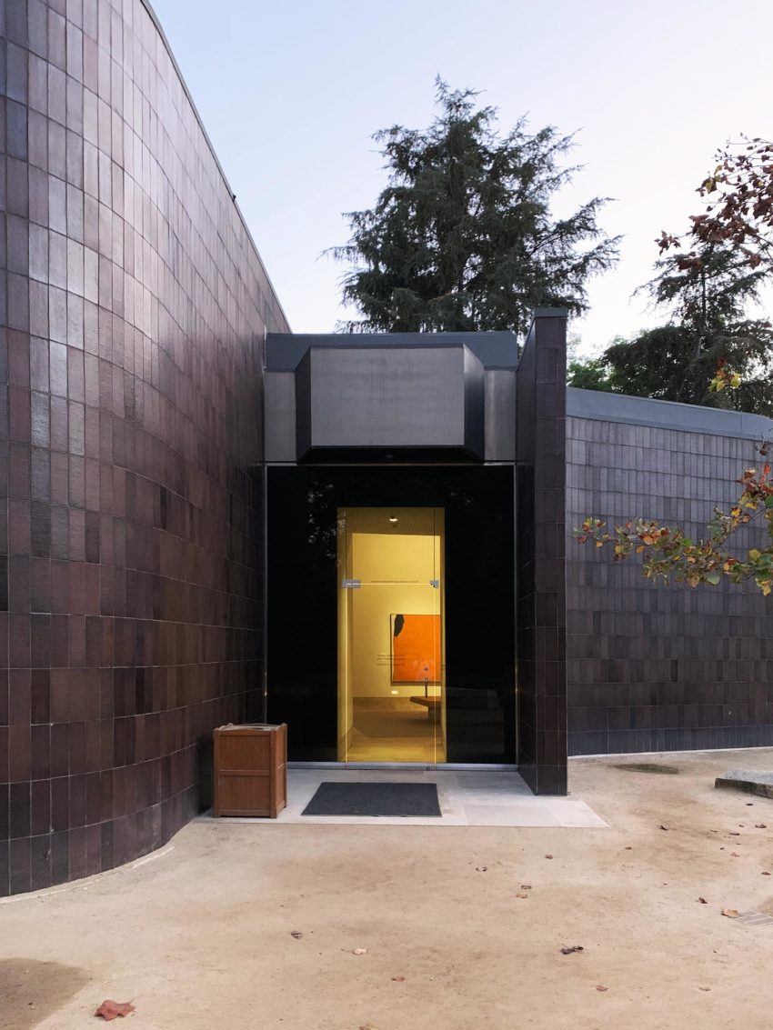 Entrance -Norton Simon Museum in Pasadena / Ladd & Kelsey Architects