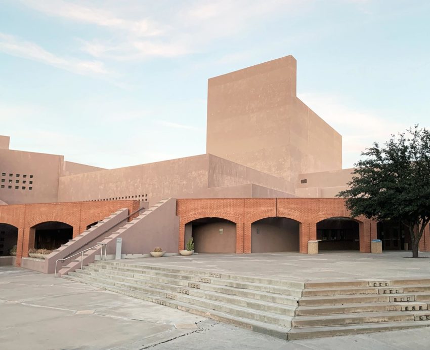 Brick -Nelson Fine Arts Center in Phoenix / Antoine Predock