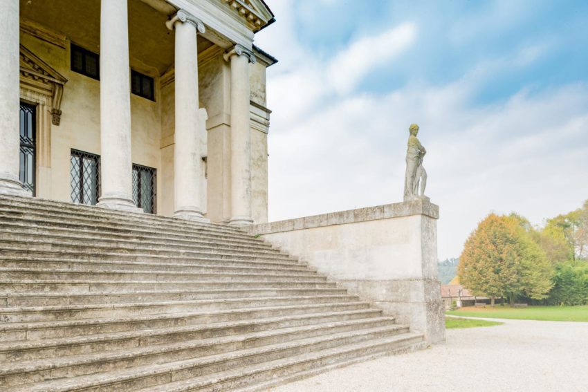 Stairs and entrance - Villa Capra La Rotonda / Andrea Palladio