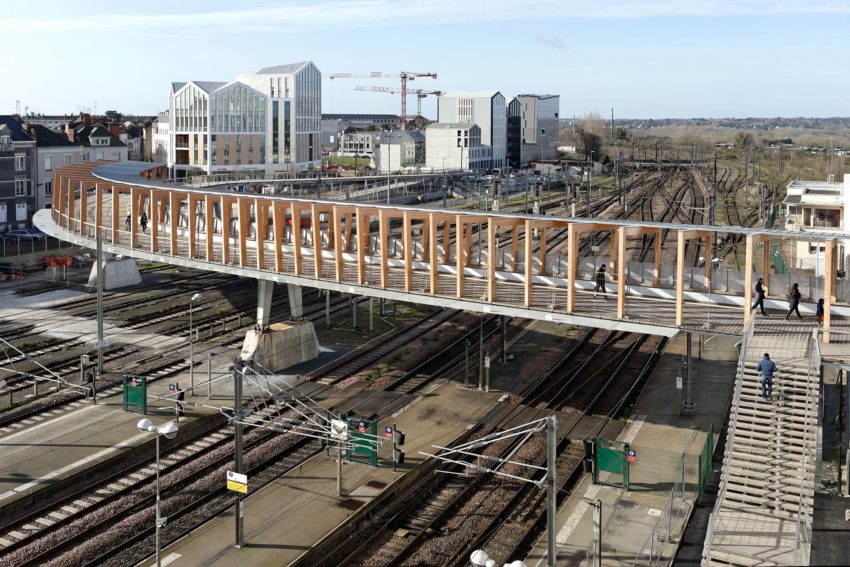 Overview Aerial Bridge View - Footbridge at Angers Saint-Laud TGV Train Station / Dietmar Feichtinger Architectes (DFA)