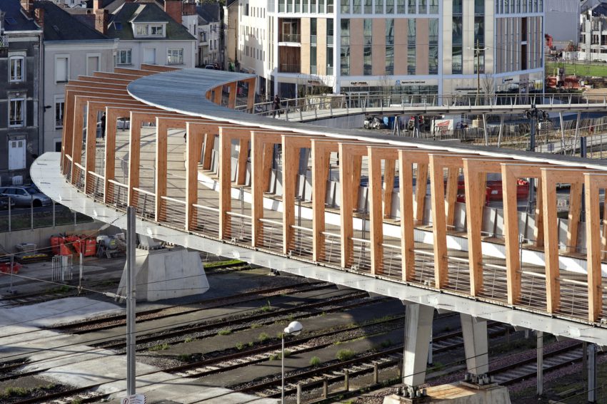 Aerial View - Footbridge at Angers Saint-Laud TGV Train Station / Dietmar Feichtinger Architectes (DFA)