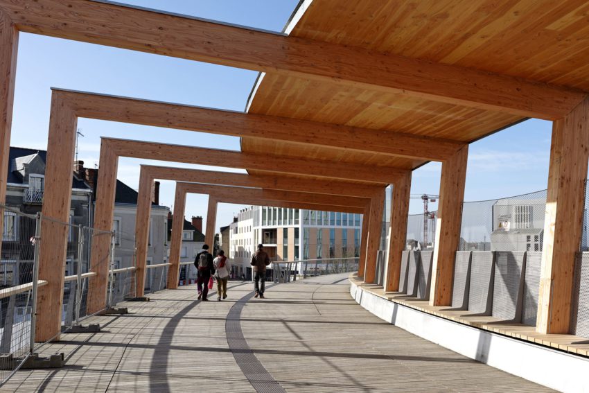Shadows - Footbridge at Angers Saint-Laud TGV Train Station / Dietmar Feichtinger Architectes (DFA)