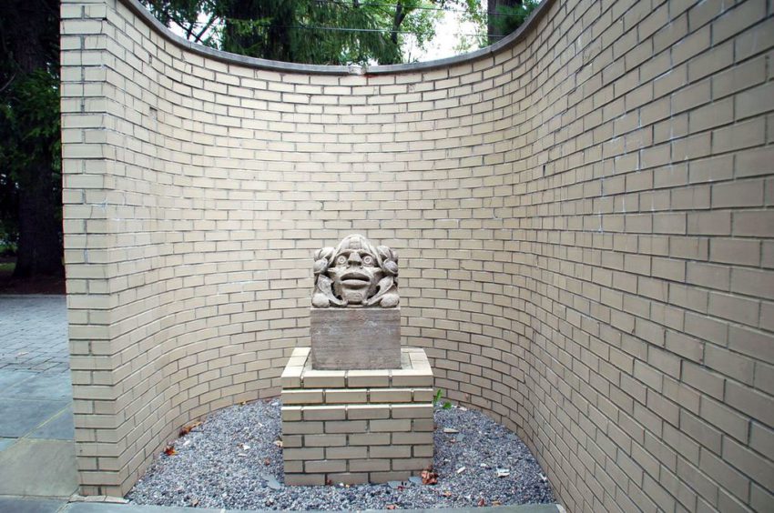 Sculpture in Garden - Jerome & Carolyn Meier House / Richard Meier