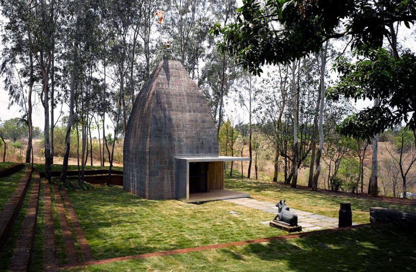 Exterior View Shiv Temple in Wadeshwar / Sameep Padora & Associates