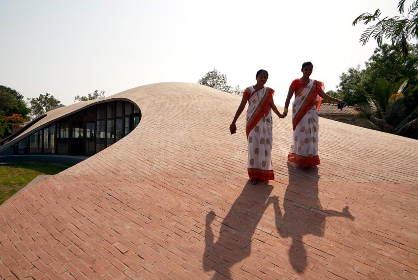 Roof promenade - Maya Somaiya Library at Sharda School / Sameep Padora and Associates