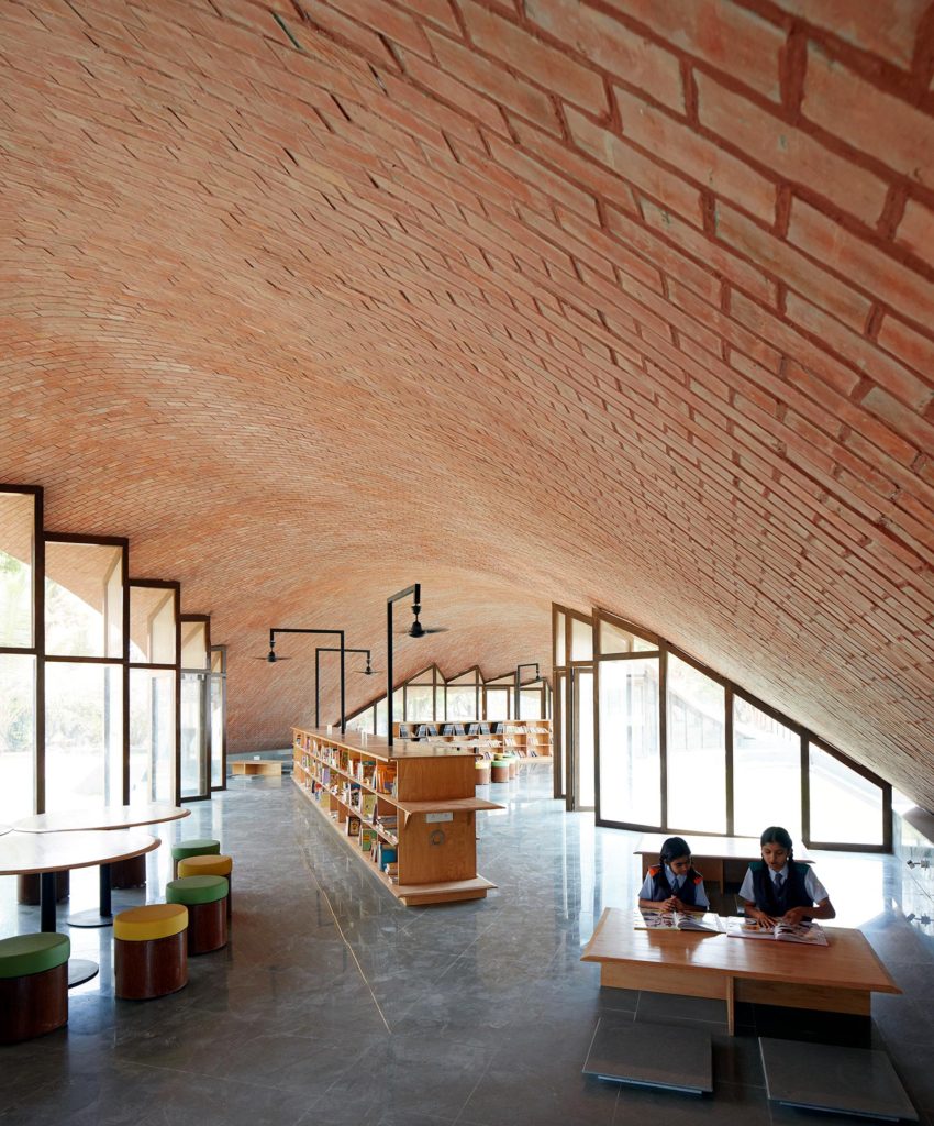 Interior of the library - Maya Somaiya Library at Sharda School / Sameep Padora and Associates