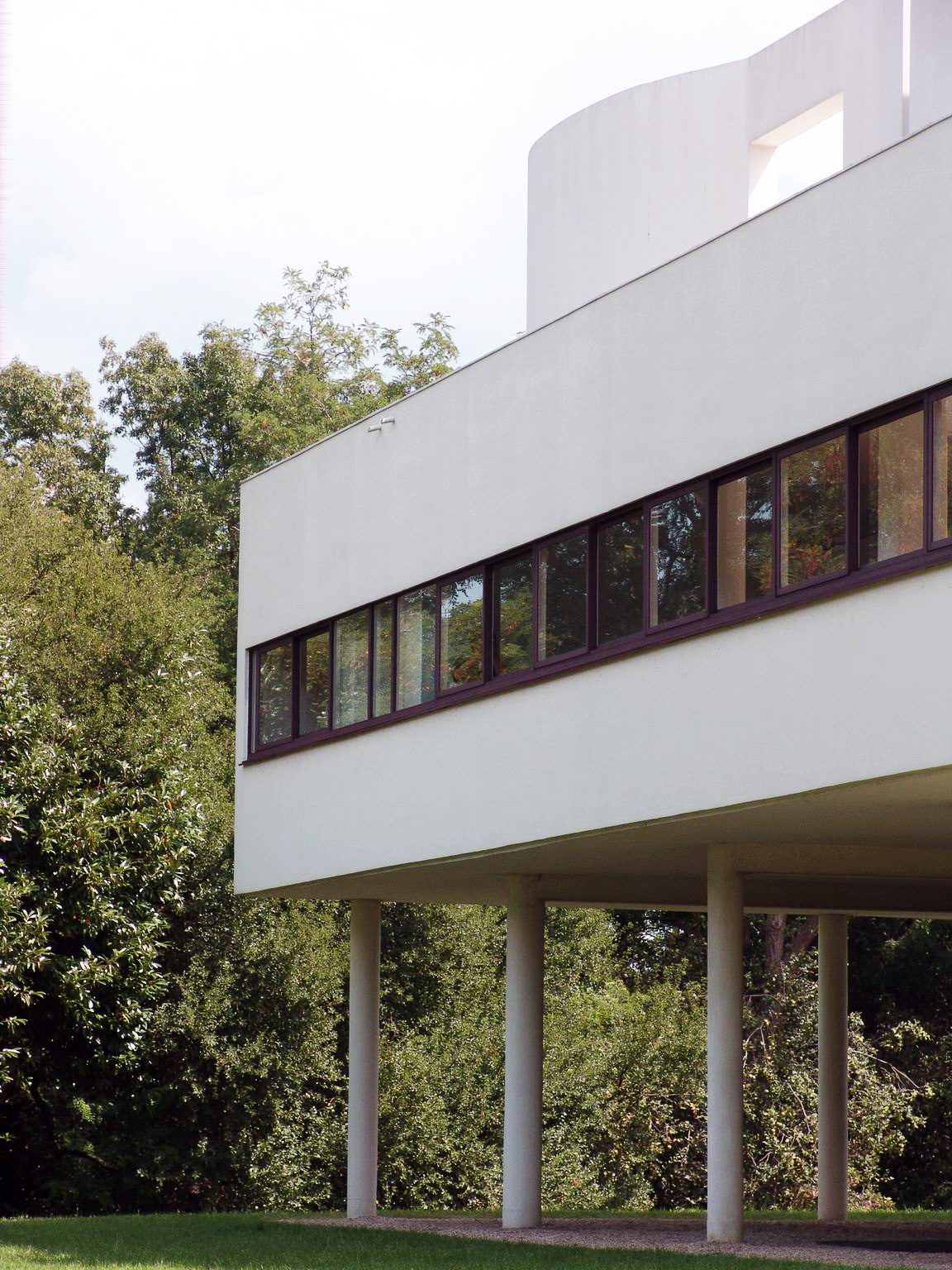 Facade Corner Villa Savoye / Le Corbusier