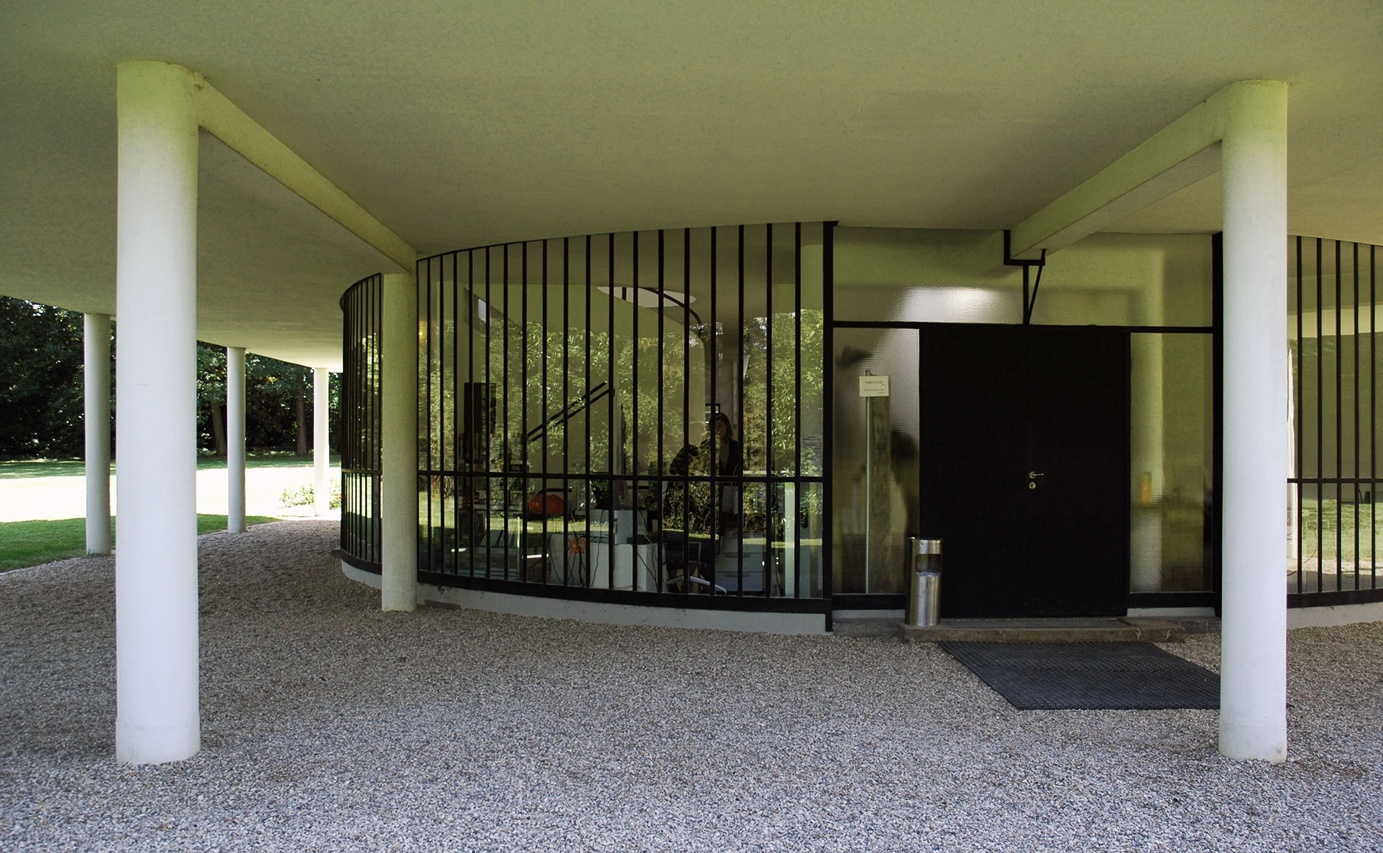 Entrance to Villa Savoye / Le Corbusier