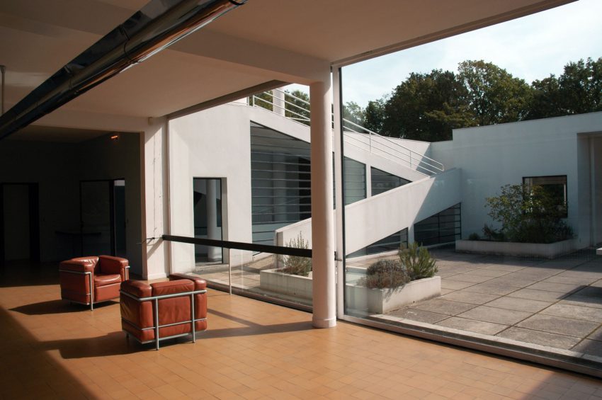 Living Room Opening to Courtyard - Villa Savoye / Le Corbusier