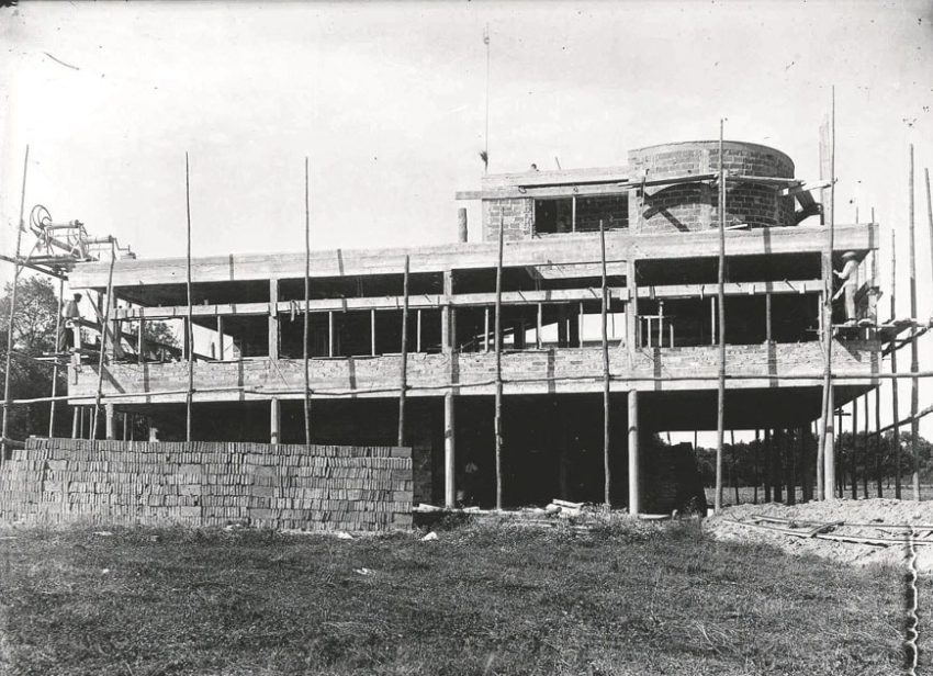 Construction - Villa Savoye / Le Corbusier