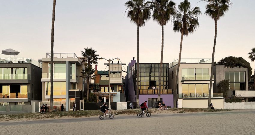 View from beach - Norton House in Venice Beach / Frank Gehry