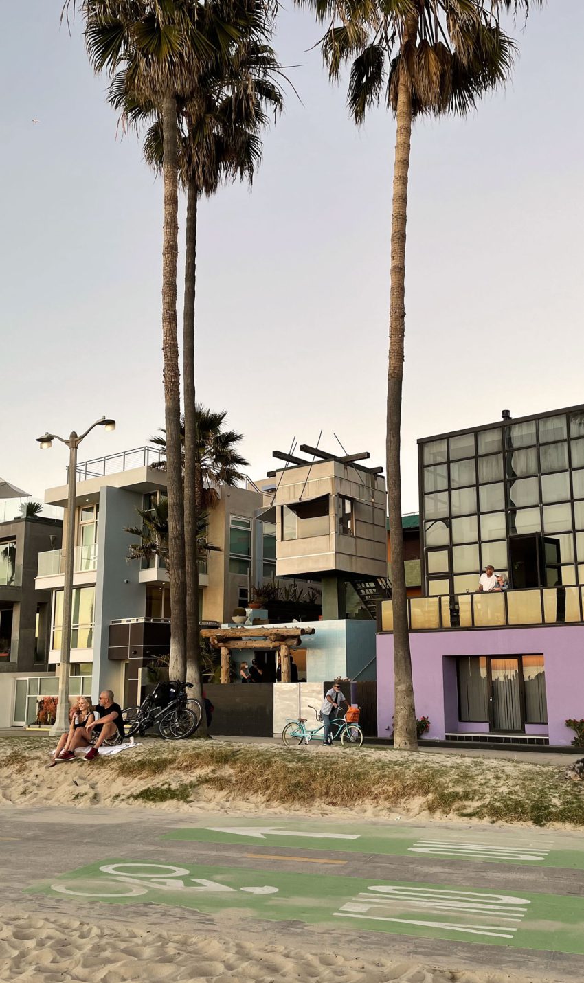 Exterior view - Norton House in Venice Beach / Frank Gehry