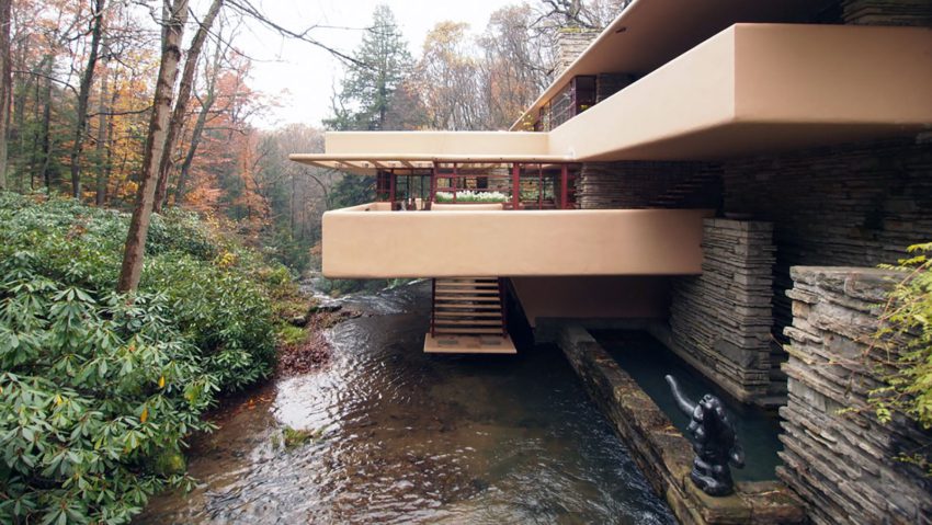 Stairs and Water relation in the Front View Fallingwater House by Frank Lloyd Wright / Edgar J. Kaufmann House