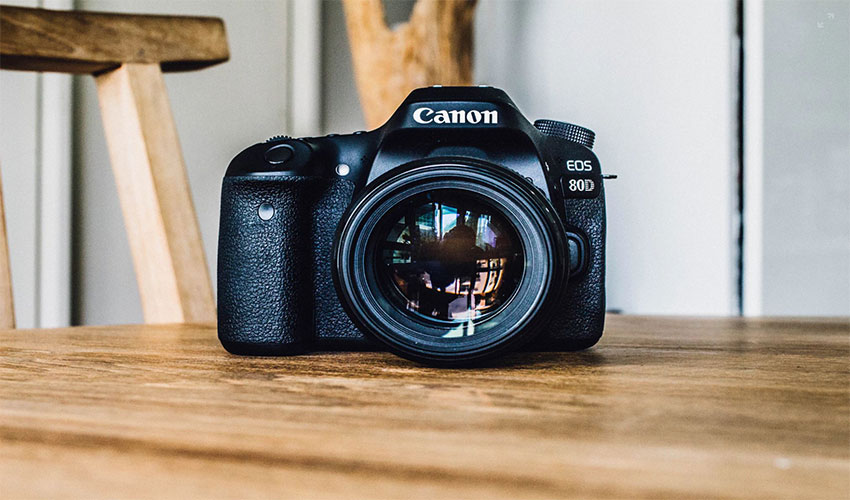Canon Digital SLR Camera Body [EOS 80D] with 24.2 Megapixel (APS-C) CMOS Sensor and Dual Pixel CMOS AF - Black