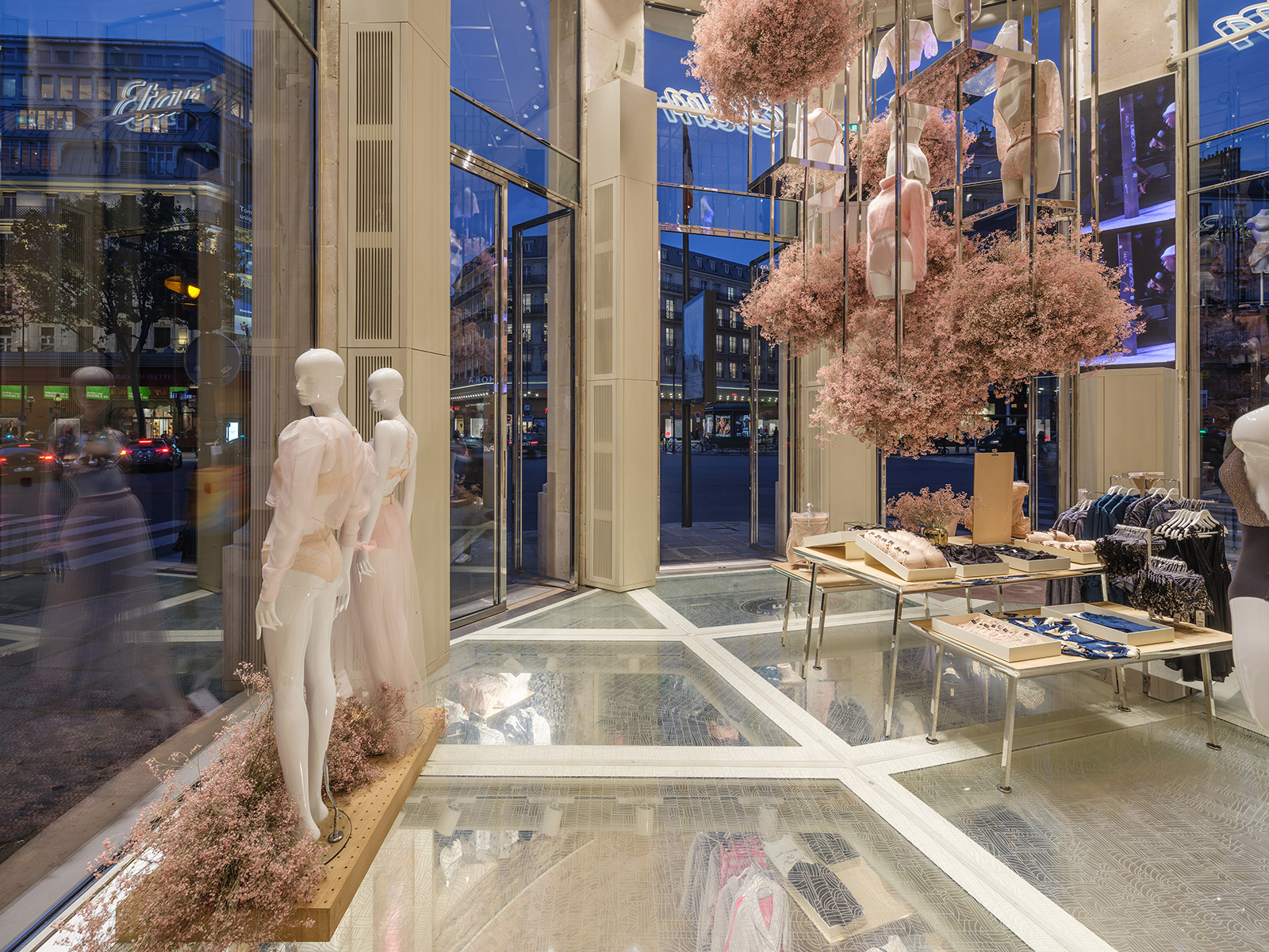 Etam Flagship Store Paris MVRDV Ossip ArchEyes Interior maniquin