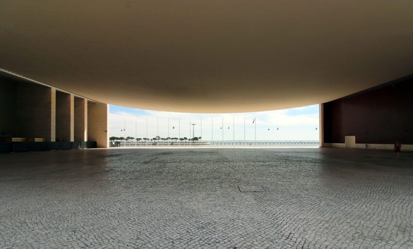 Portuguese Pavilion Alvaro Siza ArchEyes Expo patio