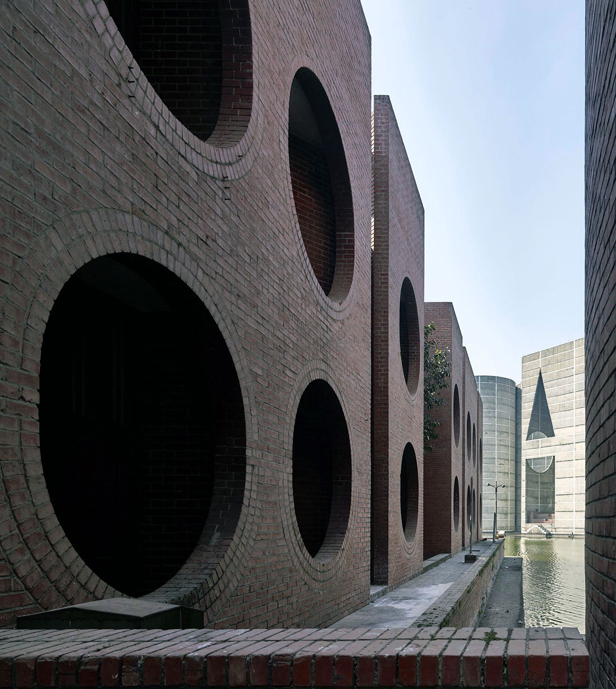 Bangladesh's National Parliament House By Louis Kahn | ArchEyes