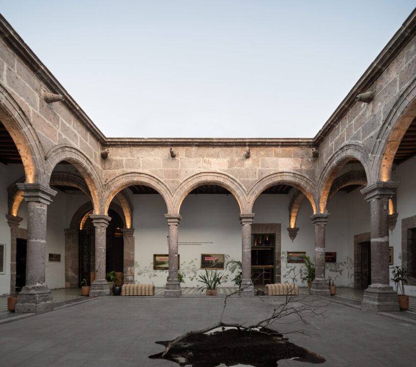 Josafat Zalapa Restaurant Morelia Mexico FMA Architects ArchEyes natural interior courtyard