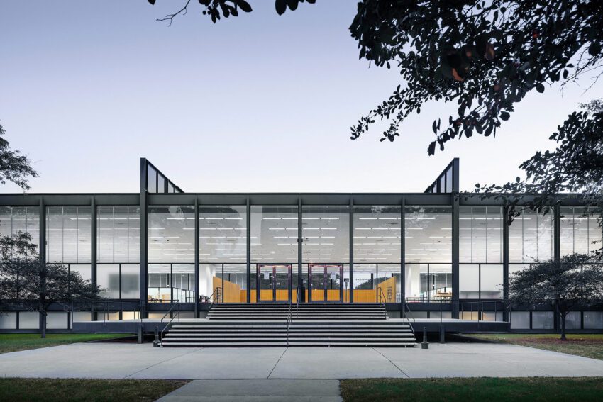 Crown Hall: Ludwig Mies van der Rohe's Testament to Modern Architecture