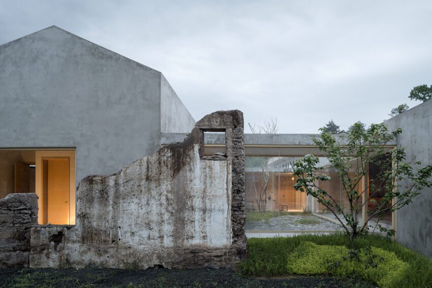 Villagers Home in Wanghu Village by UAD Zhao Qiang Contrast between solid and void elements Zhao Qiang