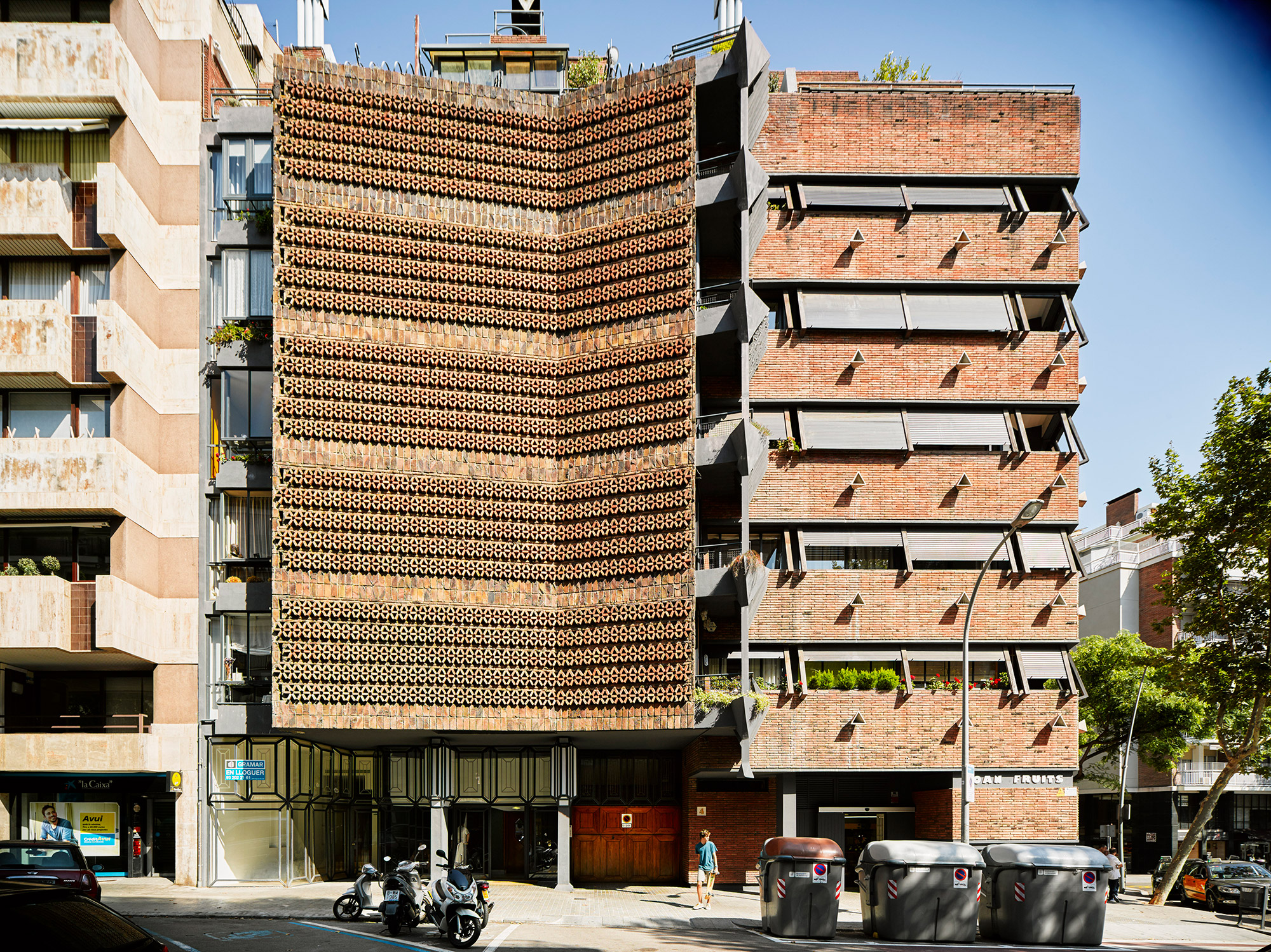 Bach 4 Apartment Building by Ricardo Bofill Taller de Arquitectura