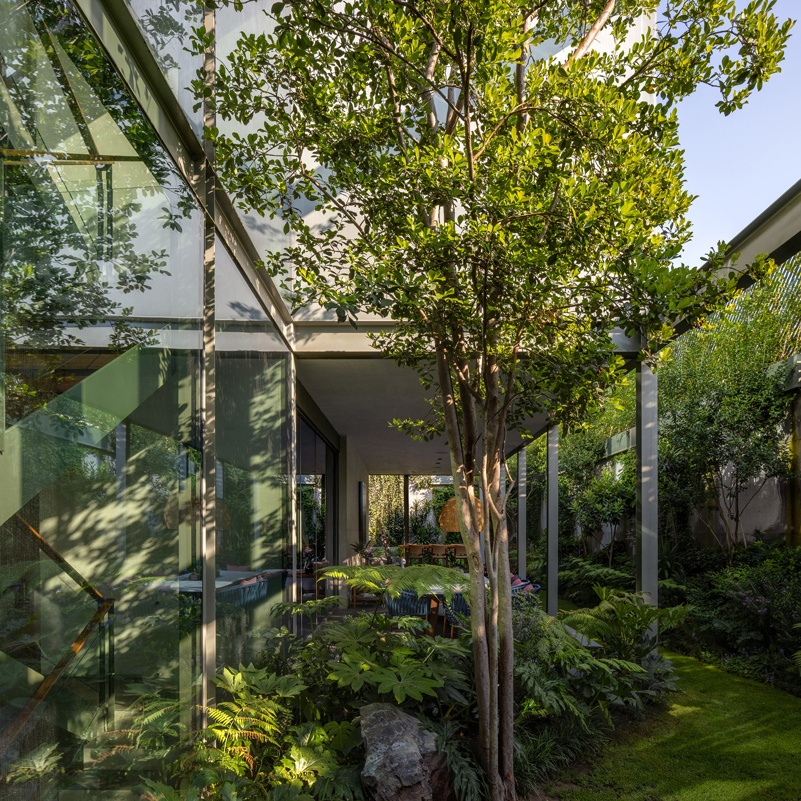 Cárpatos House by Ignacio Urquiza + Vieyra Studio: Steel, Glass, and Nature